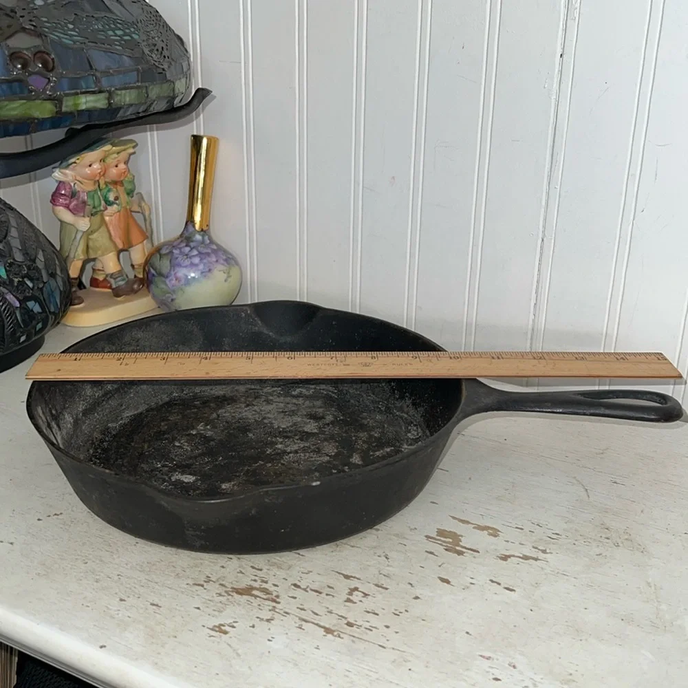 Vintage Griswold cast iron skillet Erie 70 D